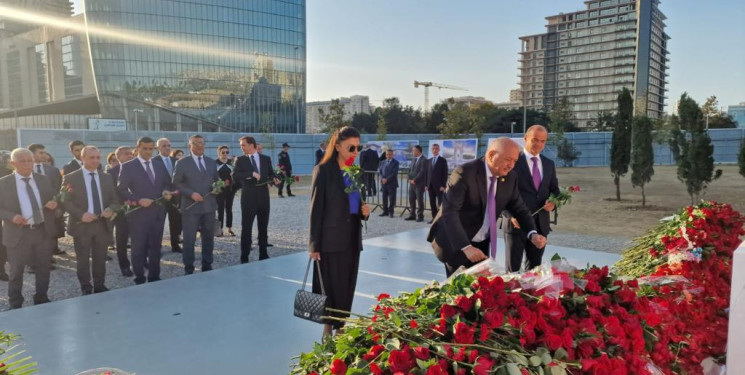 Sentyabrın 27-də - Anım Günündə Suraxanı Rayon İcra Hakimiyyətinin başçısı Əziz Əzizov, RİHB-nin müavinləri və Aparatın əməkdaşları  Zəfər parkında