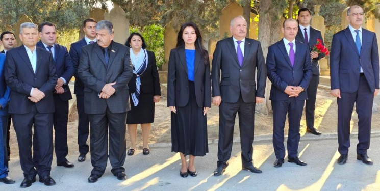 Əmircan qəsəbə qəbiristanlığındakı Şəhidlər Xiyabanında Şəhidlərin məzarı ziyarət olununaraq gül dəstələri düzülüb, onların əziz xatirəsi ehtiramla yad edilərək dualar oxunub
