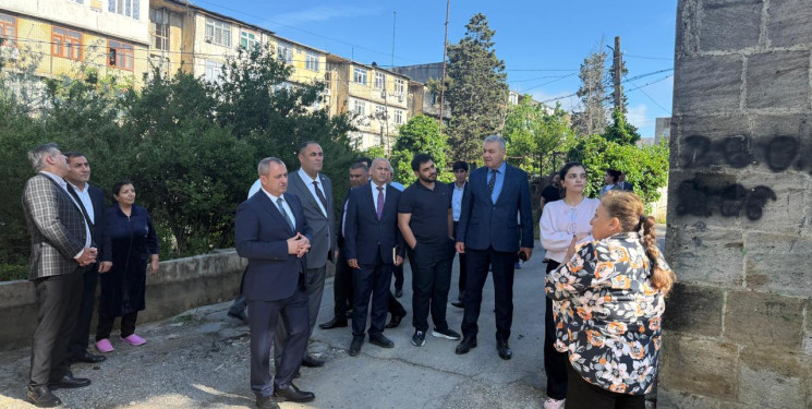 Mayın 18-də Suraxanı Rayon İcra Hakimiyyətinin başçısı Adil Əliyev vətəndaş qəbulunda sakinlərin yaşayış binasının təmiri ilə bağlı qaldırdıqları müraciət əsasında Qaraçuxur qəsəbəsi, Zaur Şərifov küçəsi 24 ünvanında yerləşən yataqxana binasına baxış keçirib.