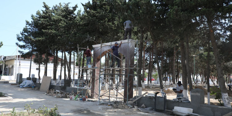 Yeni Suraxanı qəsəbəsində aparılan abadlıq işləri çərçivəsində qəsəbədə yerləşən istirahət parkında da əsaslı  yenidənqurma işləri davam edir