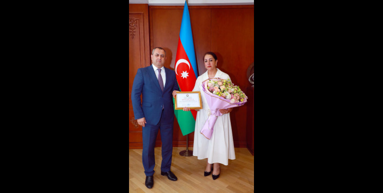 Suraxanı Rayon İcra Hakimiyyətinin başçısı Adil Əliyev 42 nömrəli Şəhər Poliklinikasının baş həkimi Nəsibzadə Rəna Vaqif qızını yubileyi münasibətilə təbrik edib